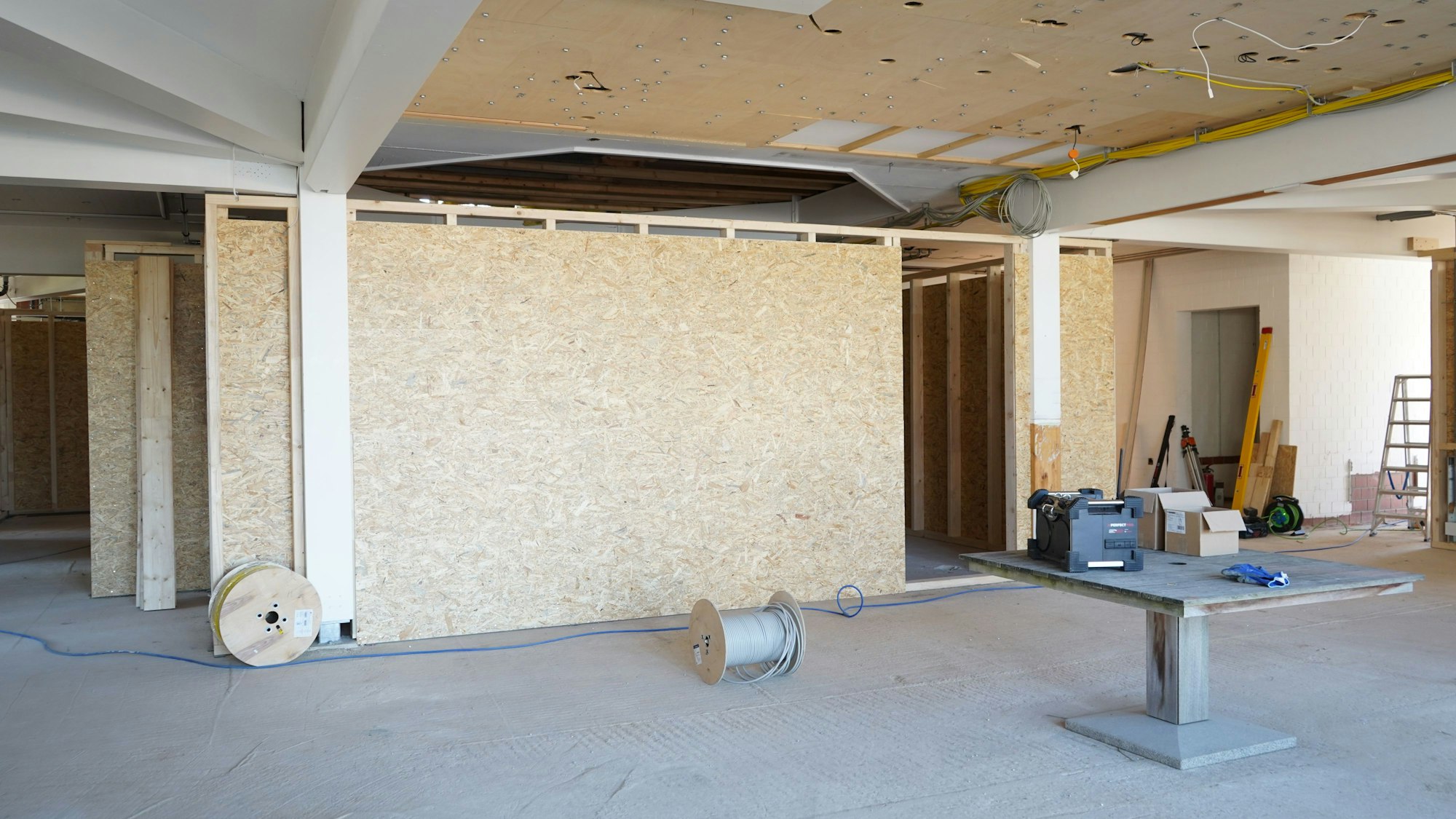 Das Foto zeigt eine Baustelle in einem künftigen Tierärztezentrum.