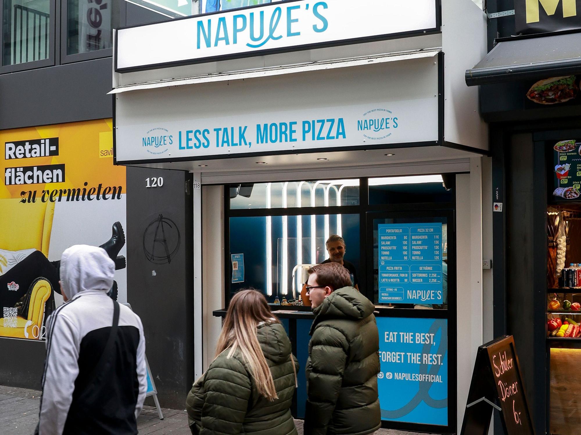 11.03.2025, Köln: Eröffnung des Napule´s gefaltete Pizza to go.
Foto: Michael Bause
