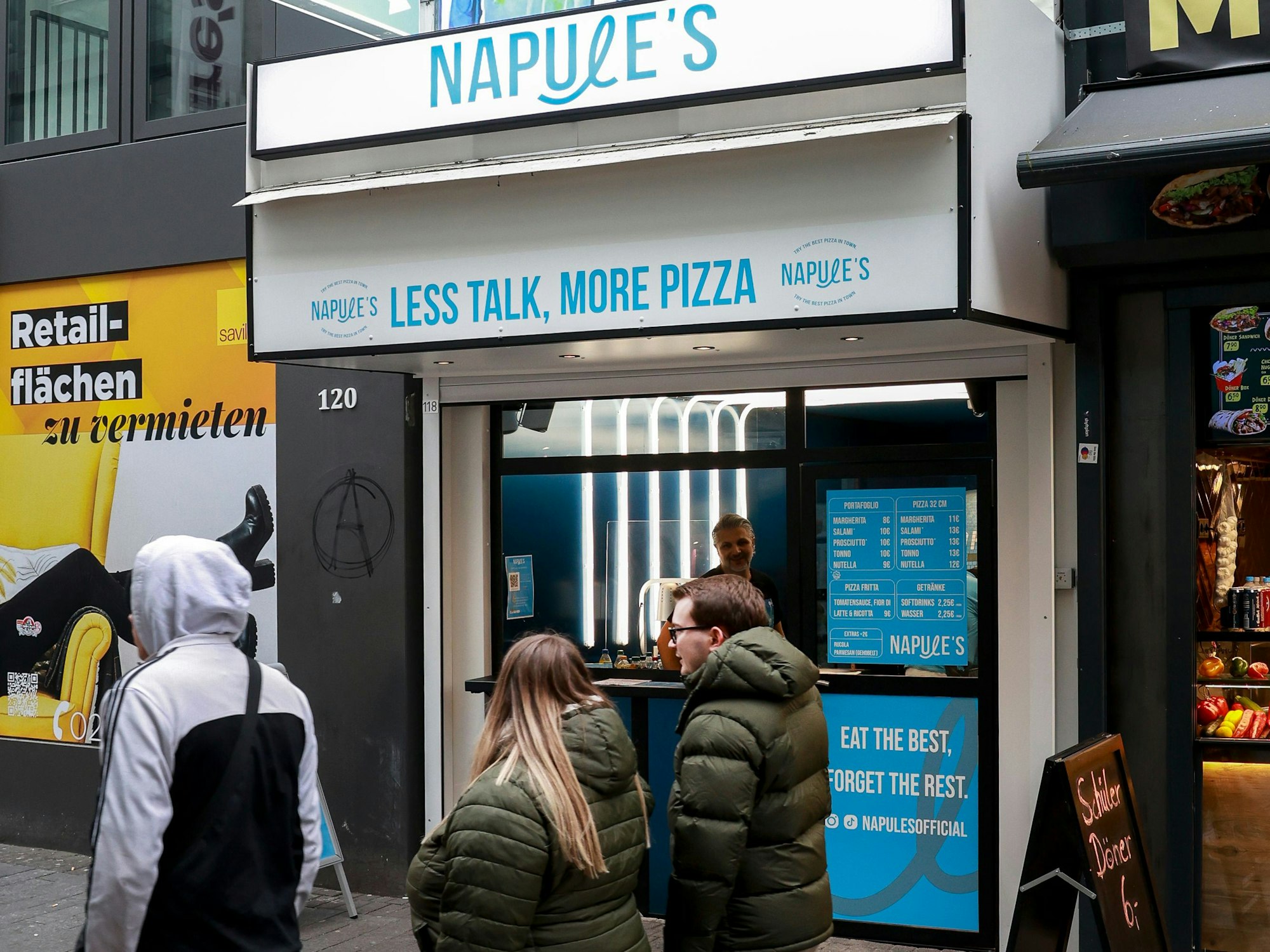 11.03.2025, Köln: Eröffnung des Napule´s gefaltete Pizza to go.
Foto: Michael Bause