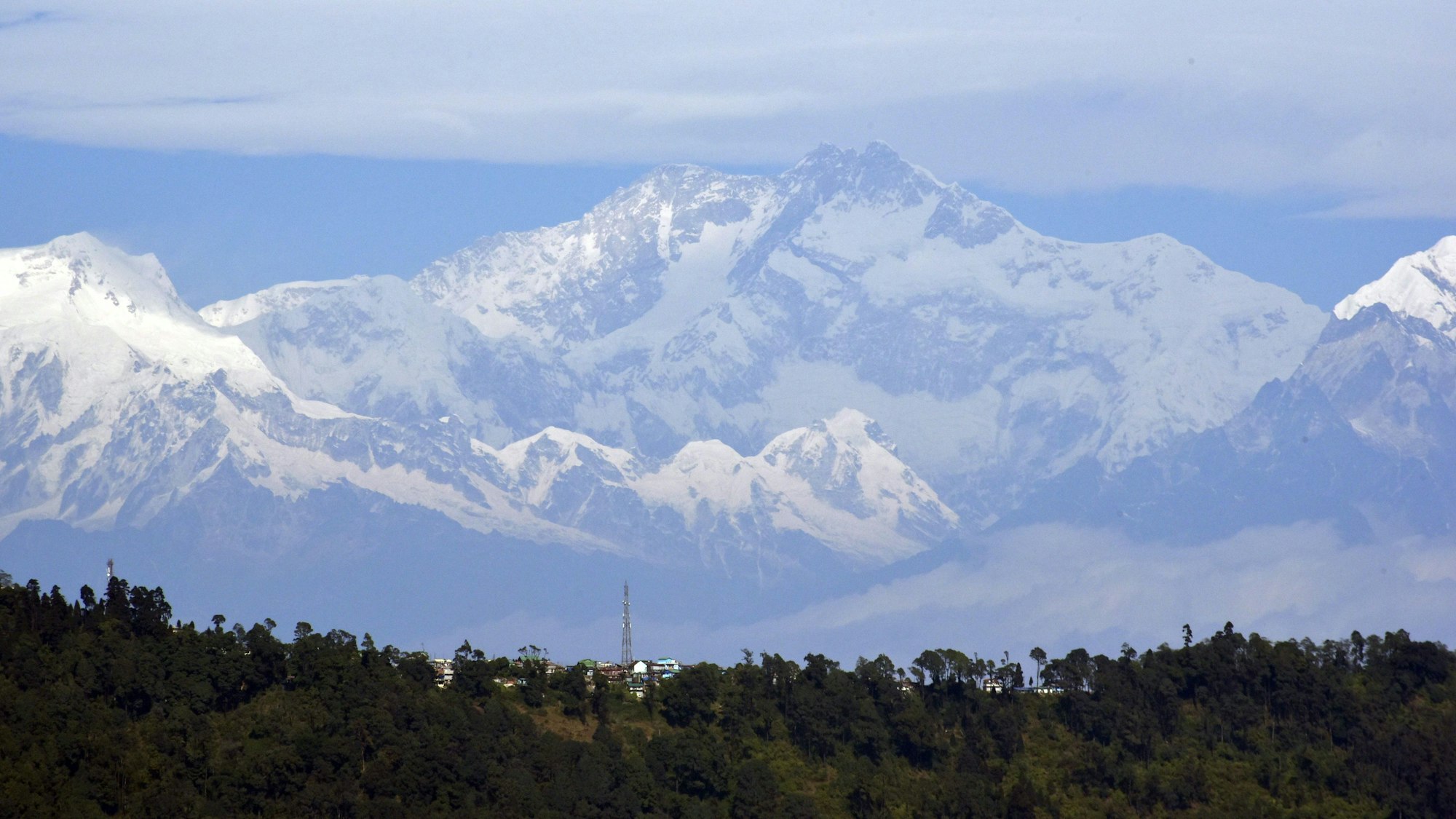 Schnee liegt auf dem Gipfel des Kangchendzönga.