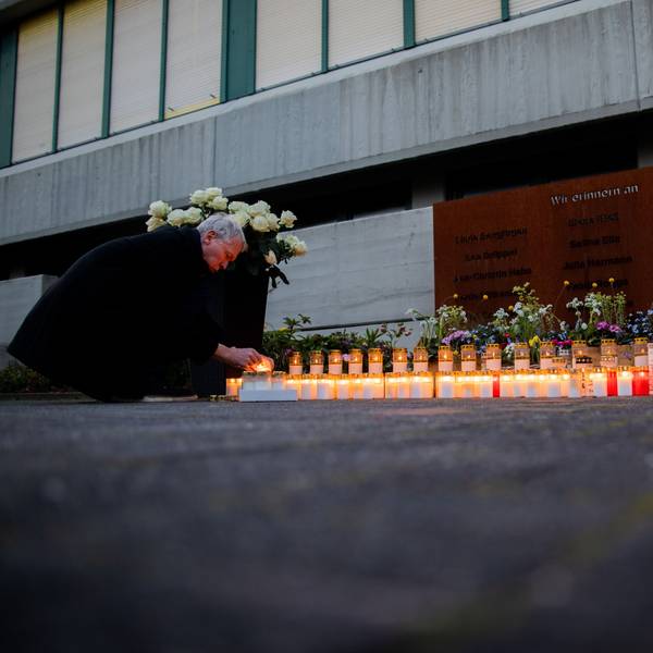 Ulrich Wessel, ehemaliger Schulleiter des Joseph-König-Gymnasiums in Haltern am See, entzündet eine Kerze vor der Gedenkstätte.