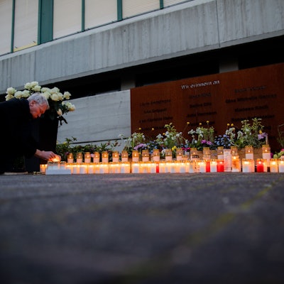 Ulrich Wessel, ehemaliger Schulleiter des Joseph-König-Gymnasiums in Haltern am See, entzündet eine Kerze vor der Gedenkstätte.