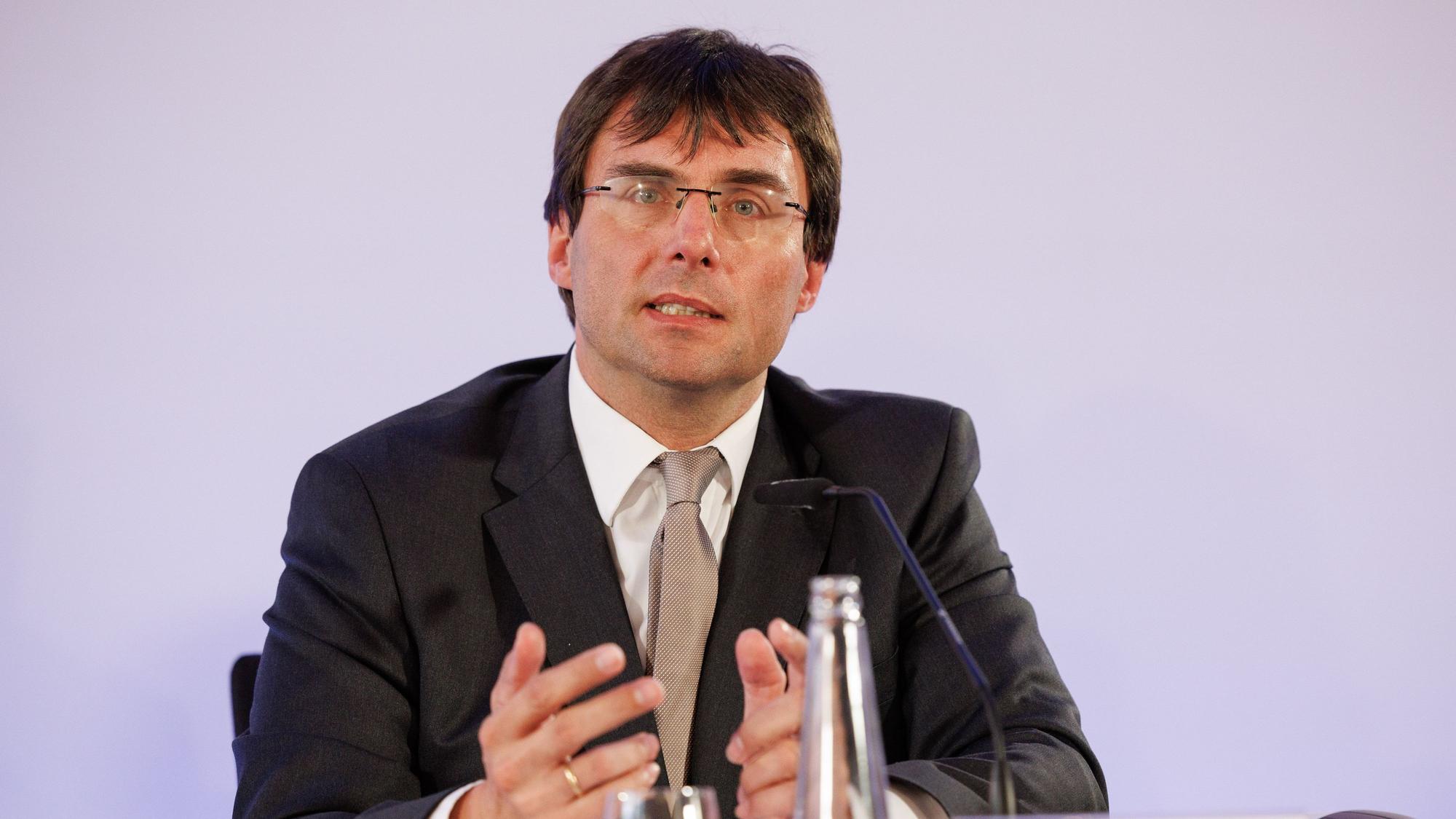 Marcus Optendrenk (CDU), Finanzminister von Nordrhein-Westfalen, spricht bei einer Pressekonferenz.