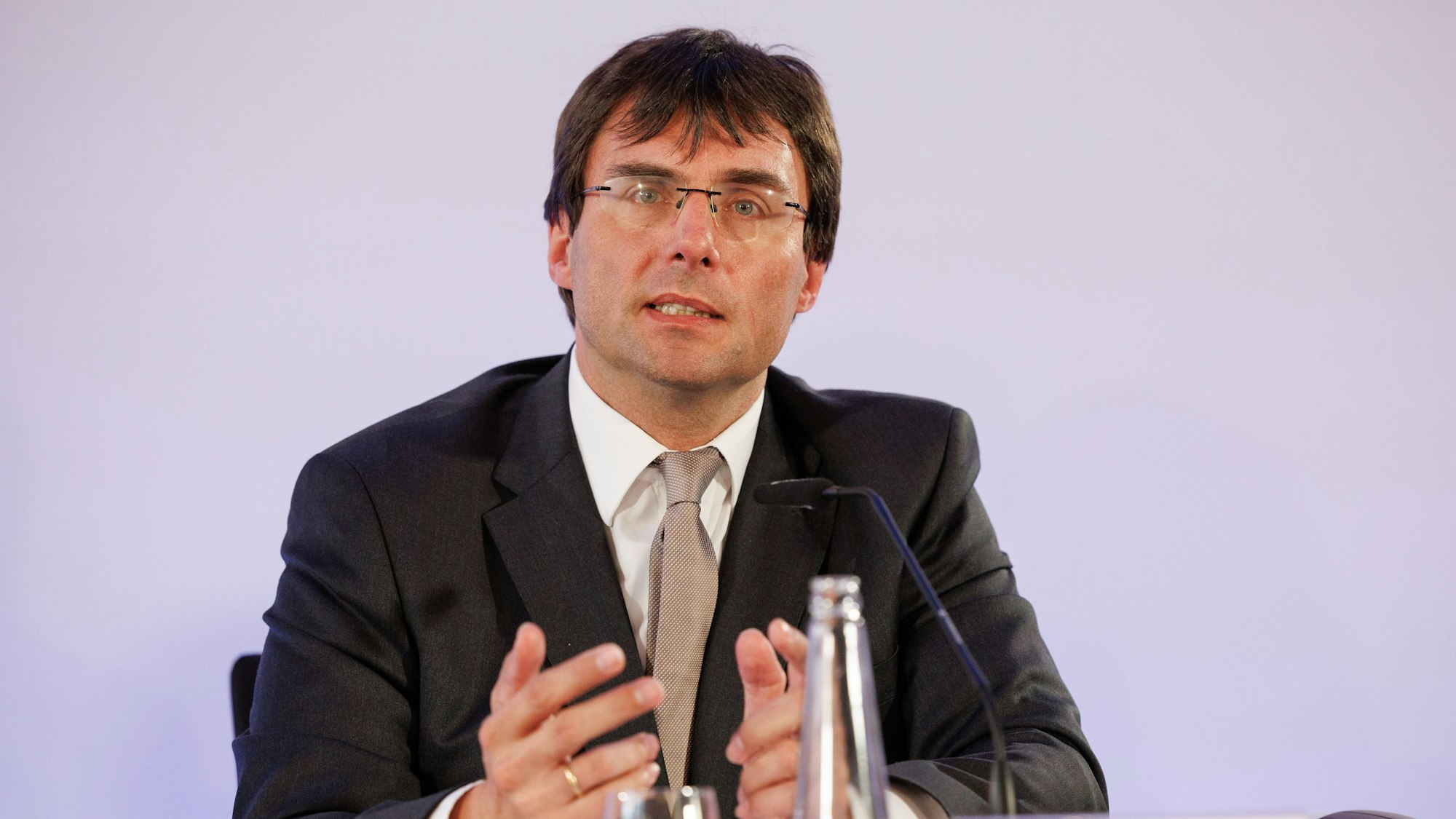 Marcus Optendrenk (CDU), Finanzminister von Nordrhein-Westfalen, spricht bei einer Pressekonferenz.