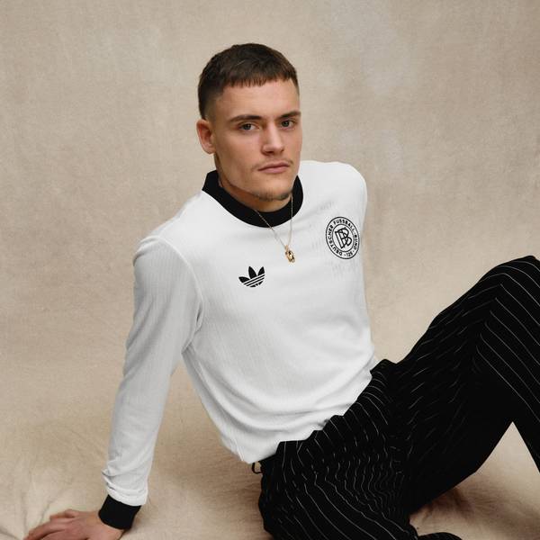 Florian Wirtz trägt das neue Jubiläumstrikot der deutschen Nationalmannschaft.