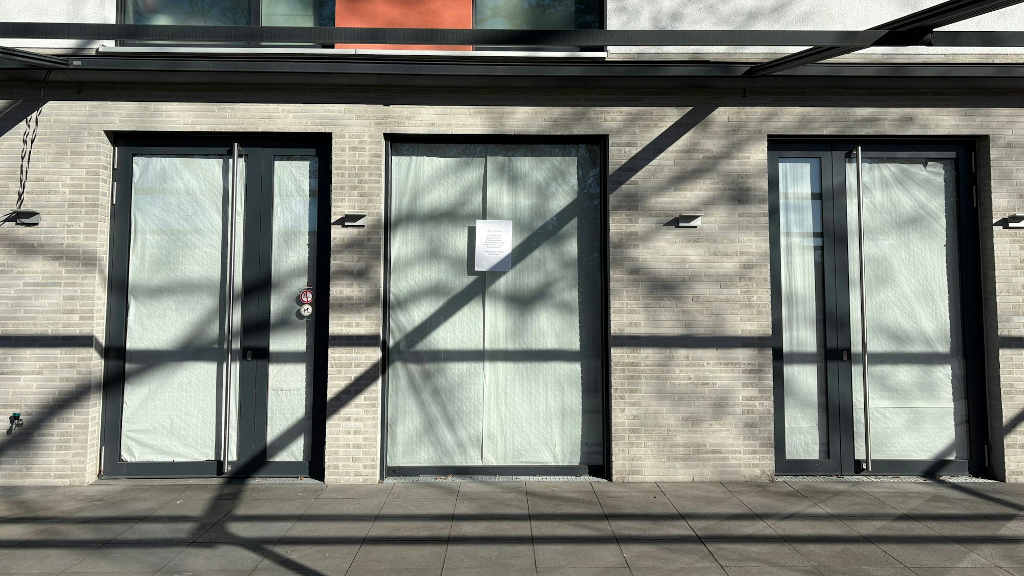 Ein Schild hängt an einem Fenster des ehemaligen Restaurants Roses.