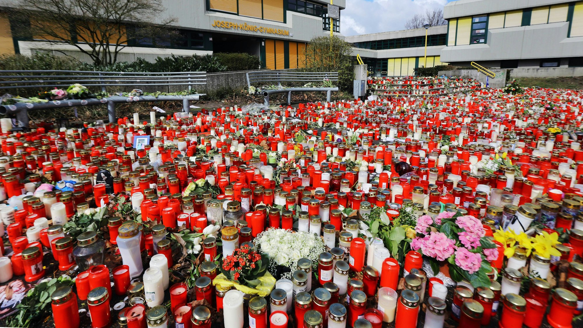 Ein Meer aus Kerzen und Blumen erinnerte vor dem Joseph-Koenig-Gymnasium in Haltern am See an die 16 Schüler und zwei Lehrerinnen des Gymnasiums, die bei dem Flugzeugabsturz ums Leben gekommen sind.