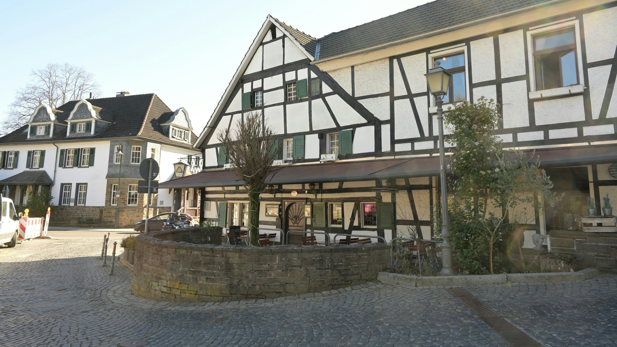 Vor dem Fachwerkhaus, in dem sich das Restaurant befindet, stehen Pflanzen.