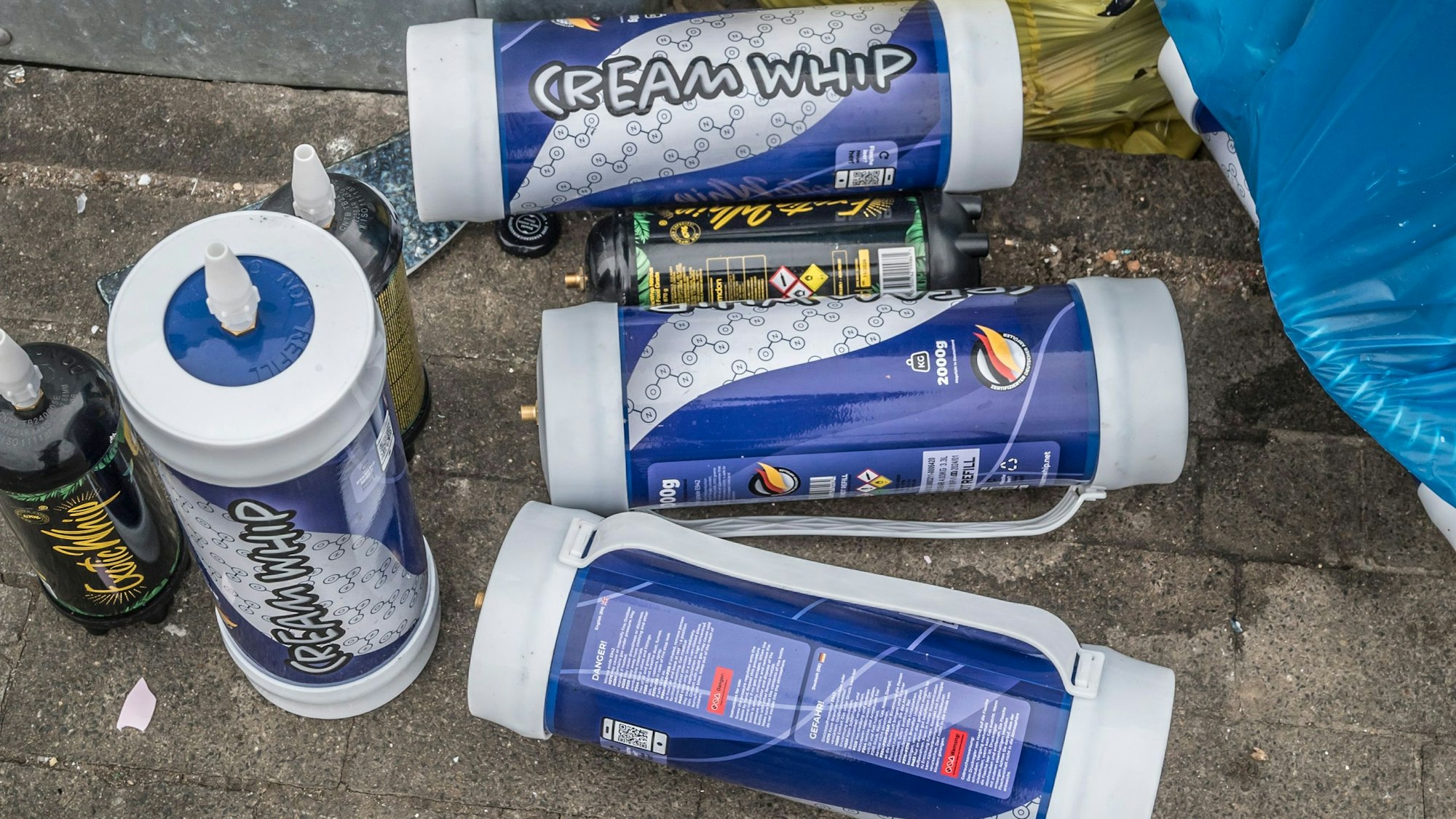 Leere Lachgas-Kartuschen in Wiesdorf am Altglascontainer. Foto: Ralf Krieger