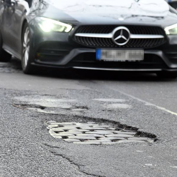 16.01.2025 Köln. Der Winter ist noch nicht vorbei und trotzdem gibt es bereits zahlreiche Schlaglöchern auf Kölner Straßen. Kerpener Straße.Foto: Alexander Schwaiger