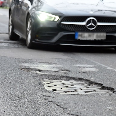16.01.2025 Köln. Der Winter ist noch nicht vorbei und trotzdem gibt es bereits zahlreiche Schlaglöchern auf Kölner Straßen. Kerpener Straße.Foto: Alexander Schwaiger