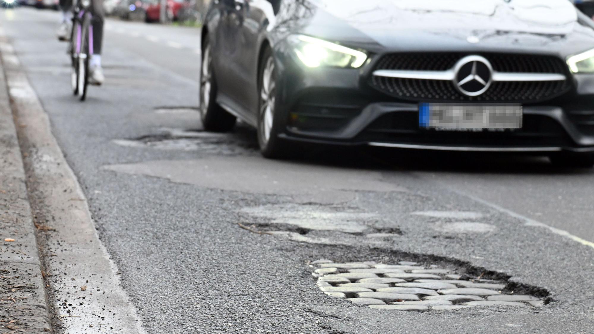 Diese Schlaglöcher waren auf der Kerpener Straße in Köln zu sehen.