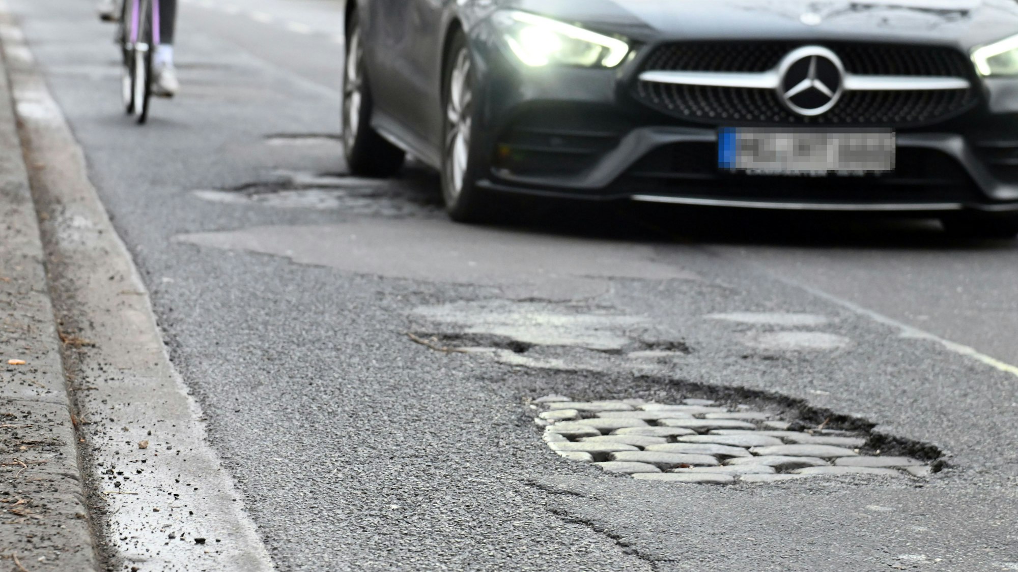 16.01.2025 Köln. Der Winter ist noch nicht vorbei und trotzdem gibt es bereits zahlreiche Schlaglöchern auf Kölner Straßen. Kerpener Straße.Foto: Alexander Schwaiger