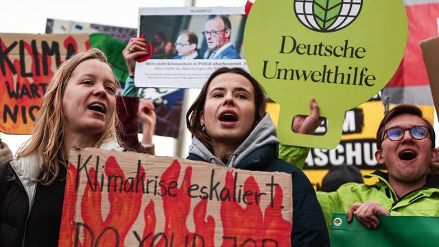 Fridays for Future demonstrieren am 21. März am Kölner Dom. (Archivbild)