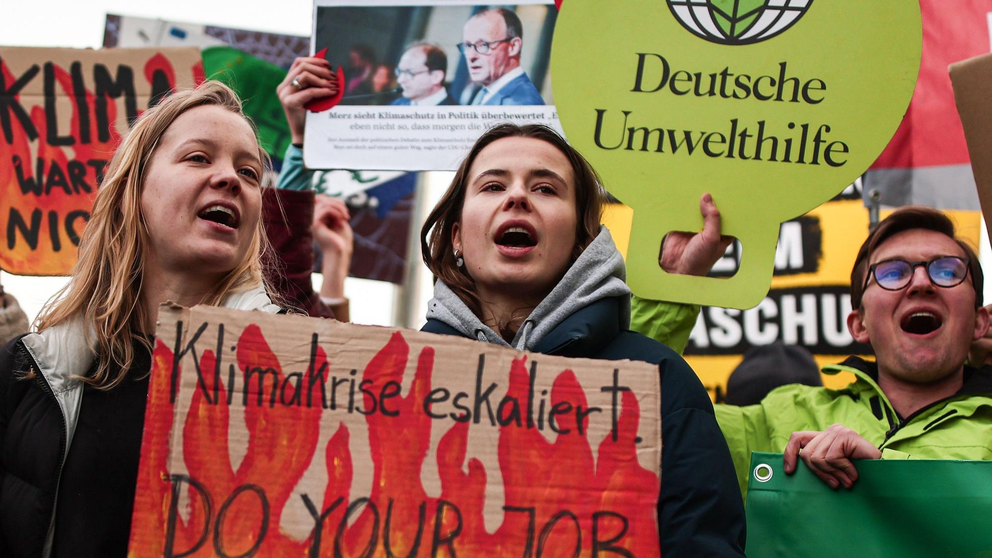 Fridays for Future demonstrieren am 21. März am Kölner Dom. (Archivbild)