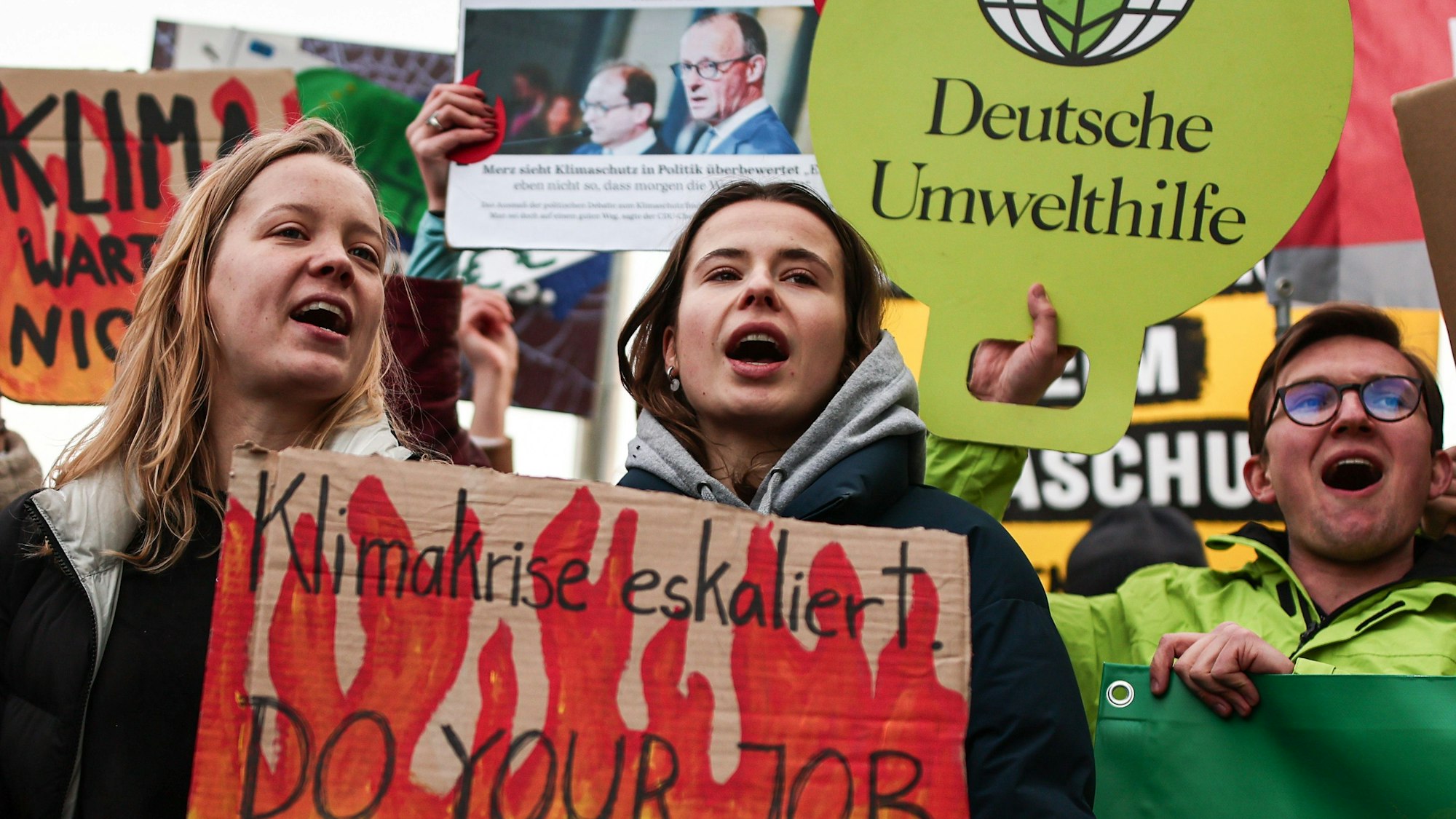 Fridays for Future demonstrieren am 21. März am Kölner Dom. (Archivbild)