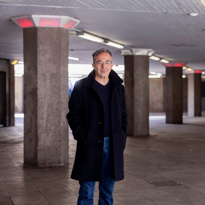 Der Schriftsteller Navid Kermani am Ebertplatz in Köln