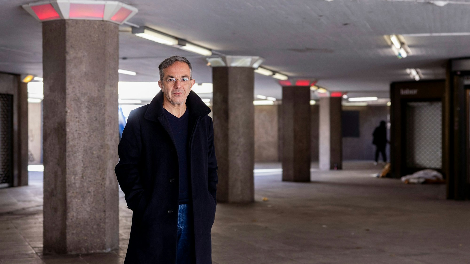 Der Schriftsteller Navid Kermani am Ebertplatz in Köln