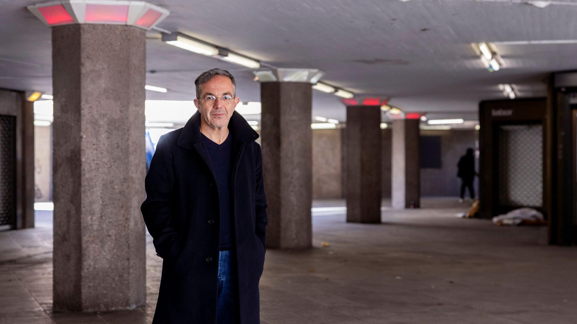 Der Schriftsteller Navid Kermani am Ebertplatz in Köln