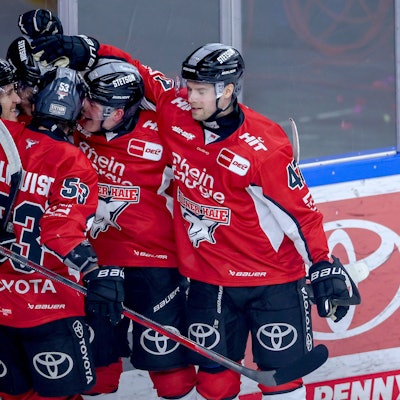 Die Spieler der Kölner Haie bejubeln das Tor zum 2:1 durch Alexandre Grenier.
