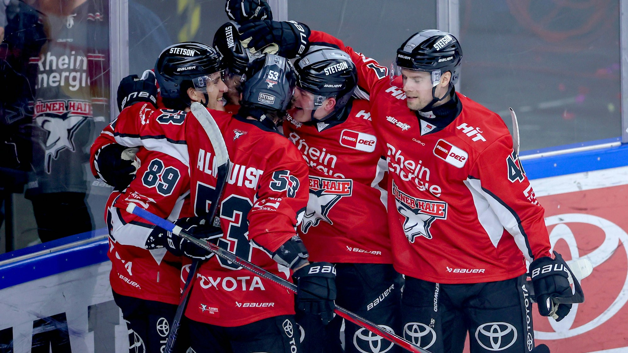 Die Spieler der Kölner Haie bejubeln das Tor zum 2:1 durch Alexandre Grenier.