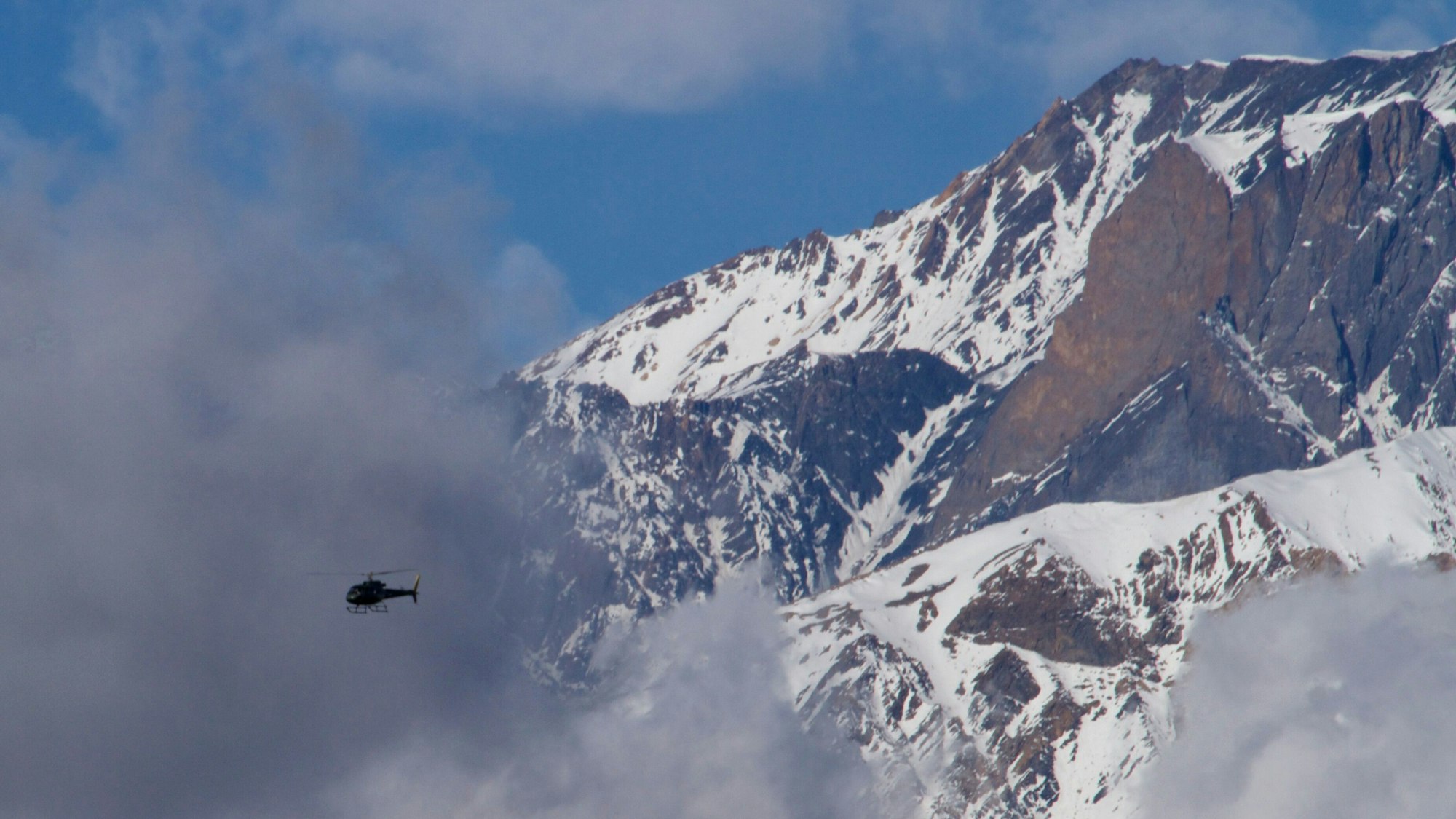 Ein Helikopter der nepalesischen Armee fliegt vor dem Annapurna-Gebirge im Himalaya.