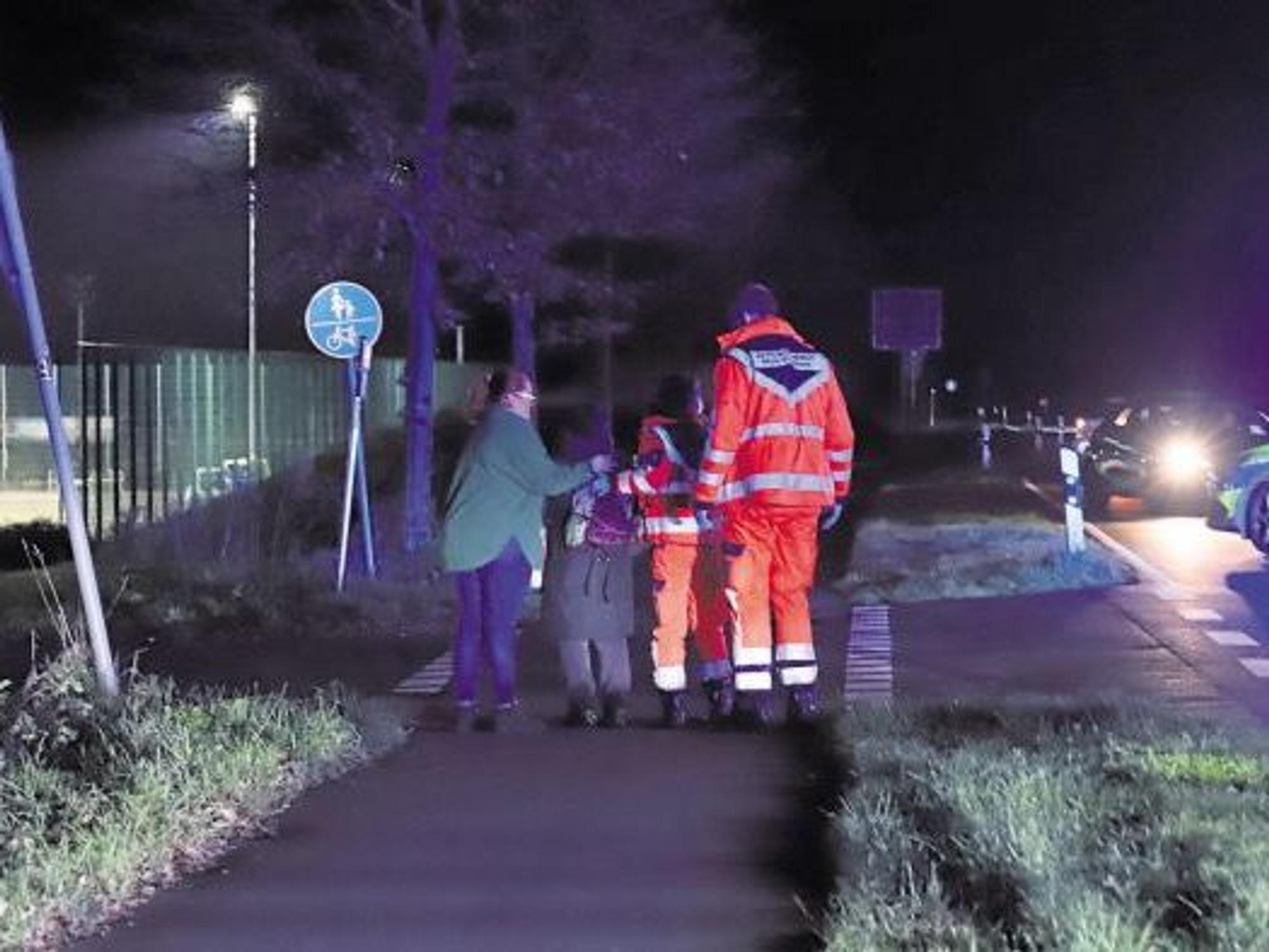 Einsatzkräfte begleiten die Unfallzeugin