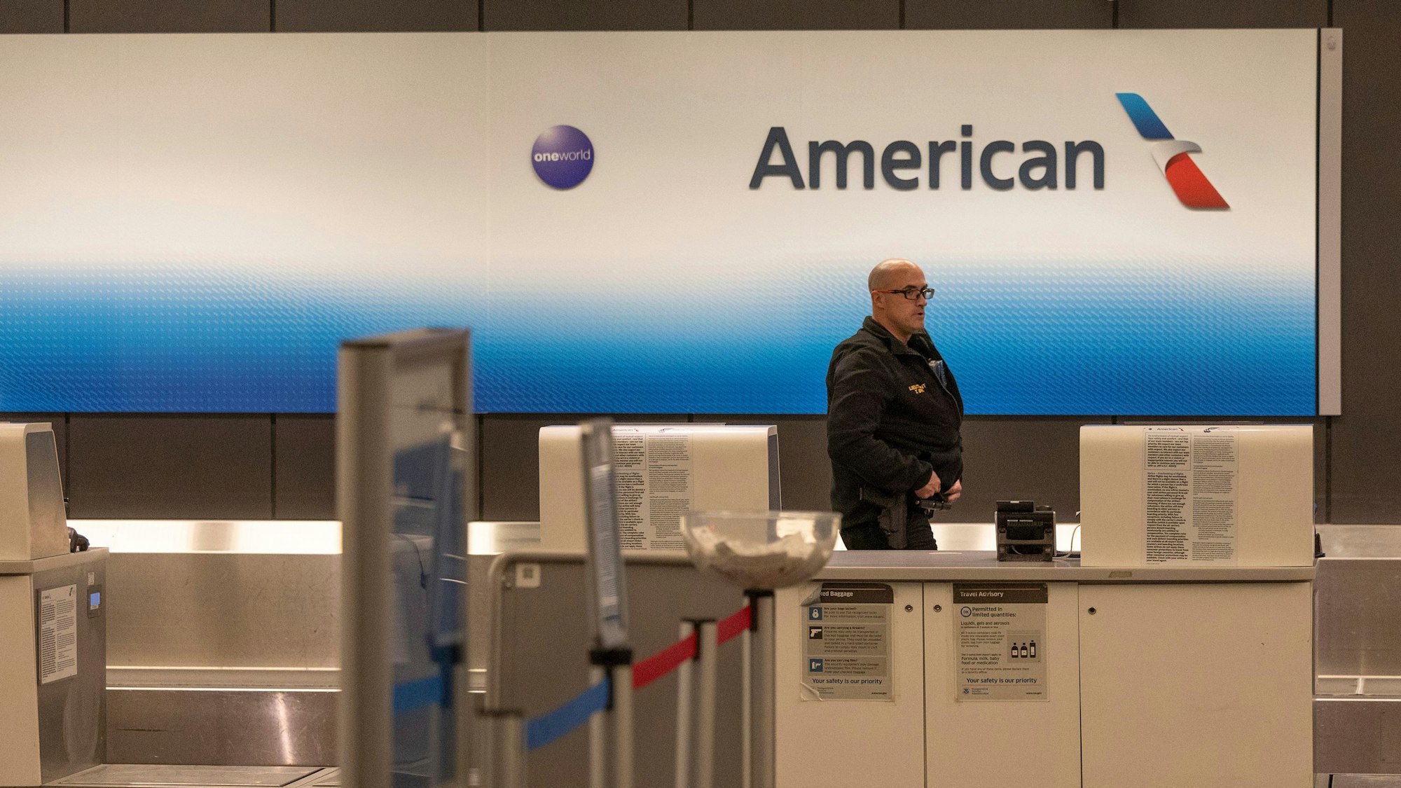 Ein Flughafenpolizist geht hinter dem American Airlines-Schalter auf dem Eisenhower-Flughafen in Wichita in Kanada entlang.