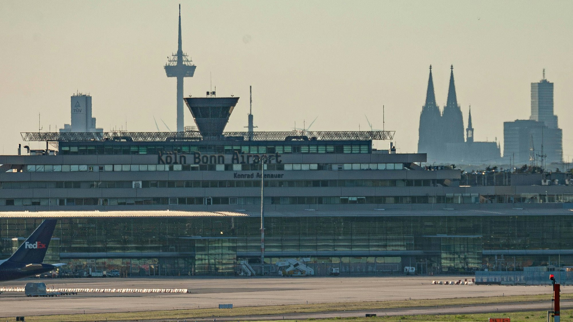 Das Bild zeigt den Flughafen Köln-Bonn, im Hintergrund sind auch der Colonius und der Kölner Dom zu sehen.