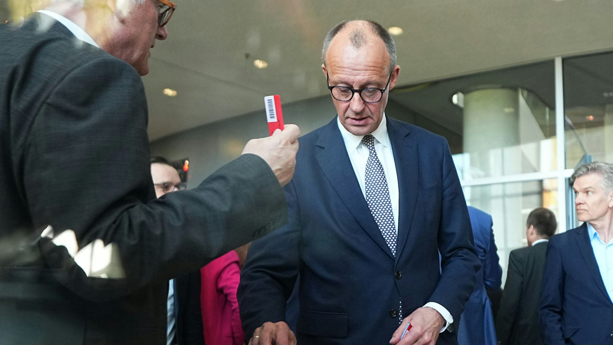 CDU-Chef Friedrich Merz bei der Abstimmung im Bundestag am Dienstag.