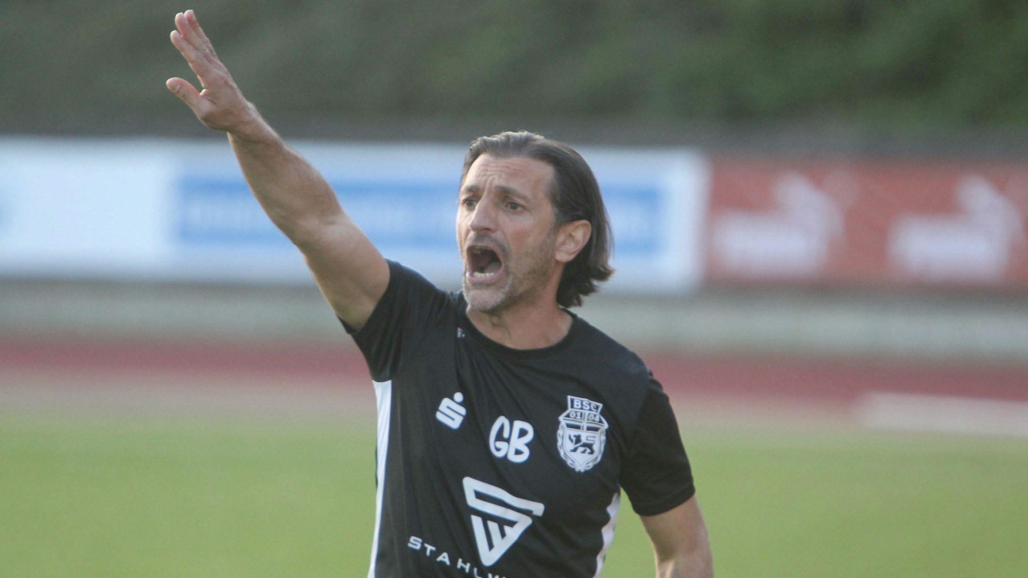 Bild eines Fußballtrainers am Spielfeldrand.