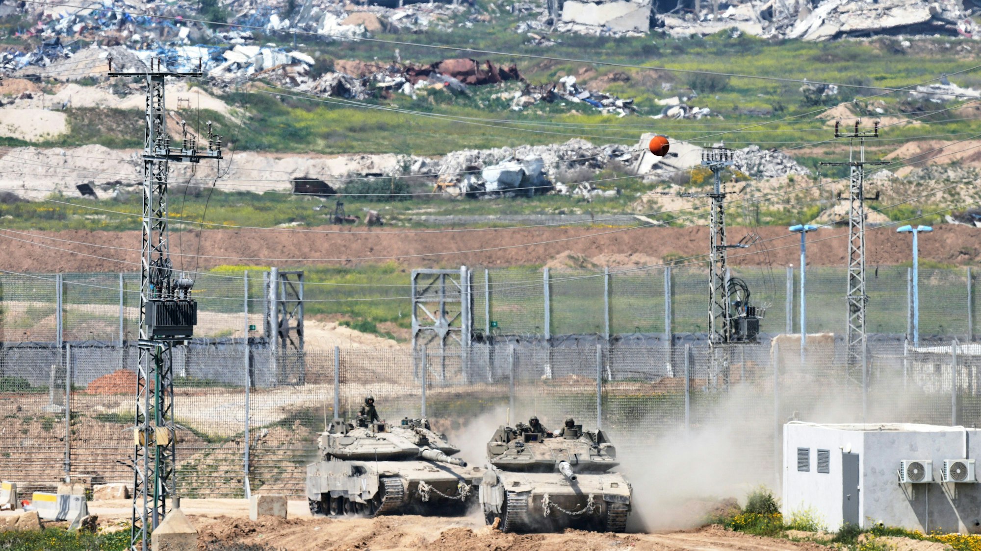 Grenze zwischen Israel und Gaza: Israelische Panzer manövrieren an der Grenze zum nördlichen Gazastreifen, vom Süden Israels aus gesehen.