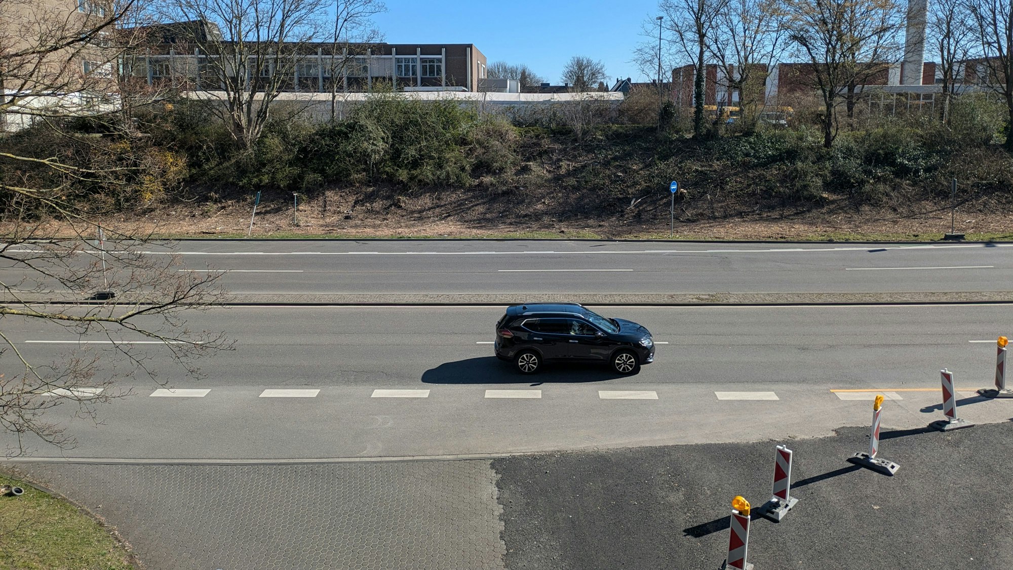 Ein Auto fährt auf einer mehrspurigen Schnellstraße.