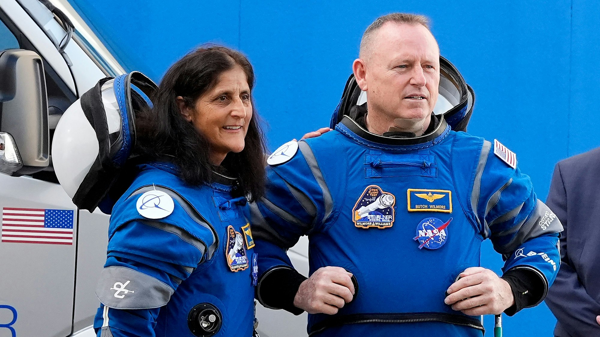 Die Nasa-Astronauten Suni Williams und Butch Wilmore warten darauf, das Betriebs- und Checkout-Gebäude zu verlassen, um zur Startrampe im Space Launch Complex 41 zu fahren.