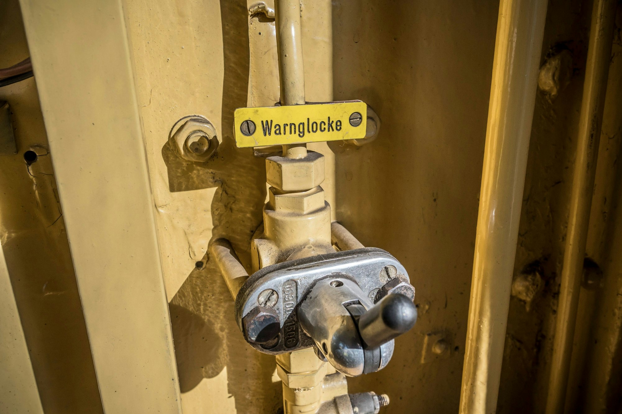 Die AEG-Lokomotive E11, Baujahr 1915, steht zwischenzeitlich auf dem Museumsgleis bei Chemion im Chempark in Flittard . Foto: Ralf Krieger