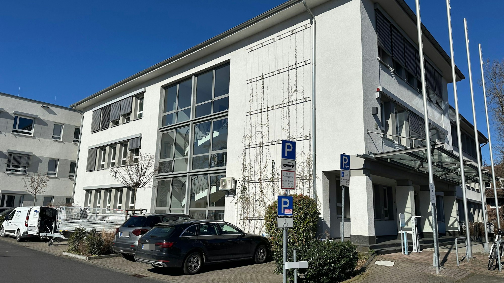 Die Berufung eines persönlichen Referenten von Bürgermeister Matthias Großgarten sorgt derzeit für politischen Streit im Niederkasseler Rathaus.