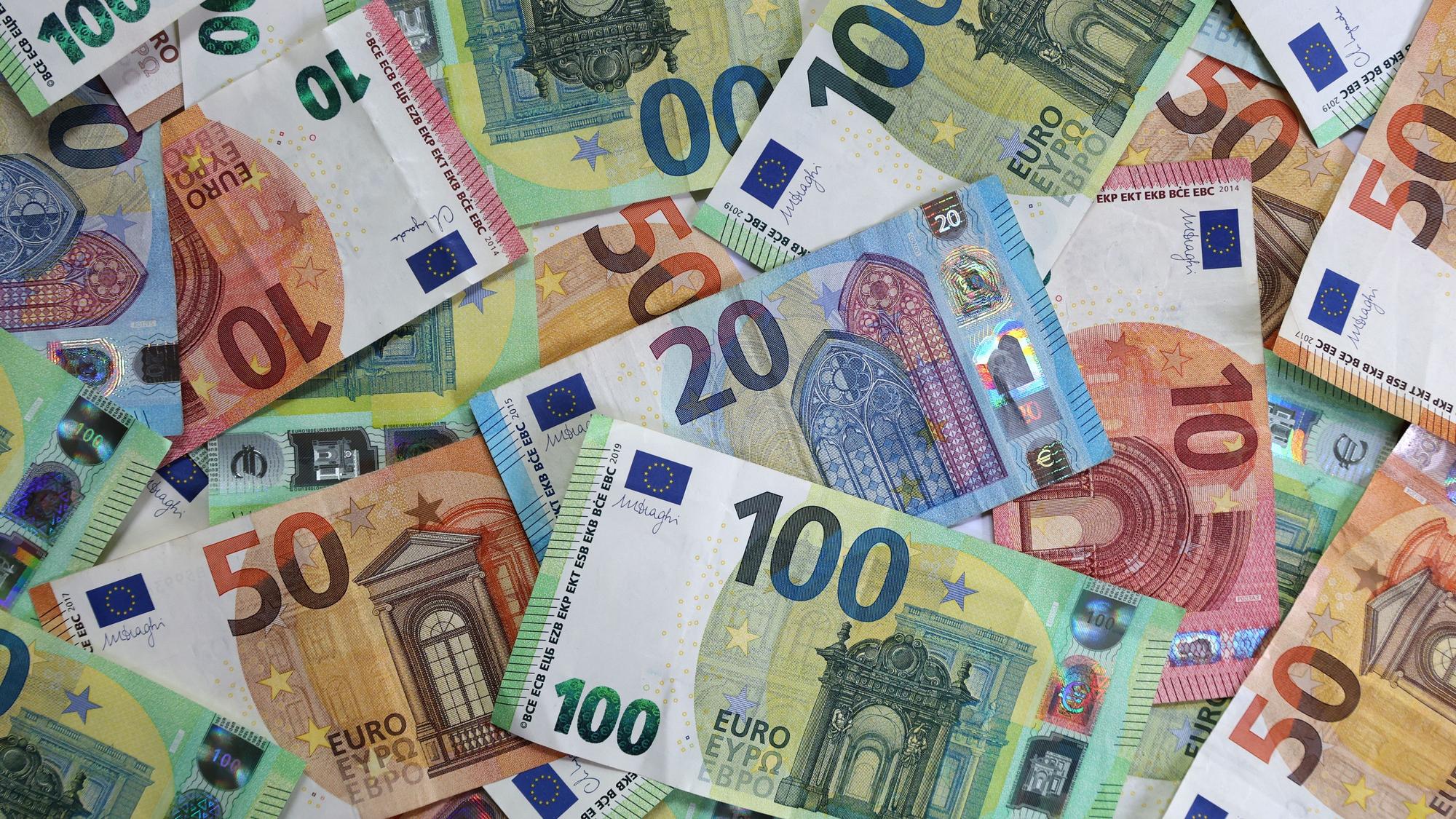 Verschiedene Euro-Banknoten liegen auf einem Tisch.