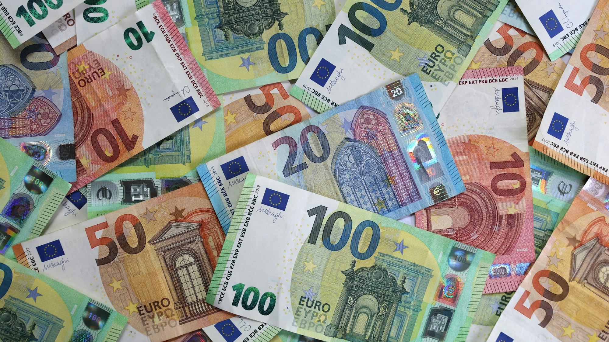 Verschiedene Euro-Banknoten liegen auf einem Tisch.