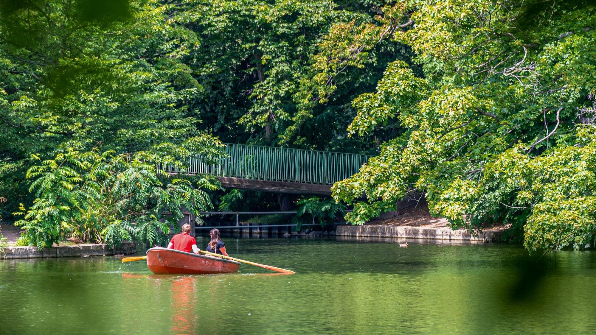 Der Kahnweiher im Stadtwald lädt zum Ruder- und Tretbootfahren ein.