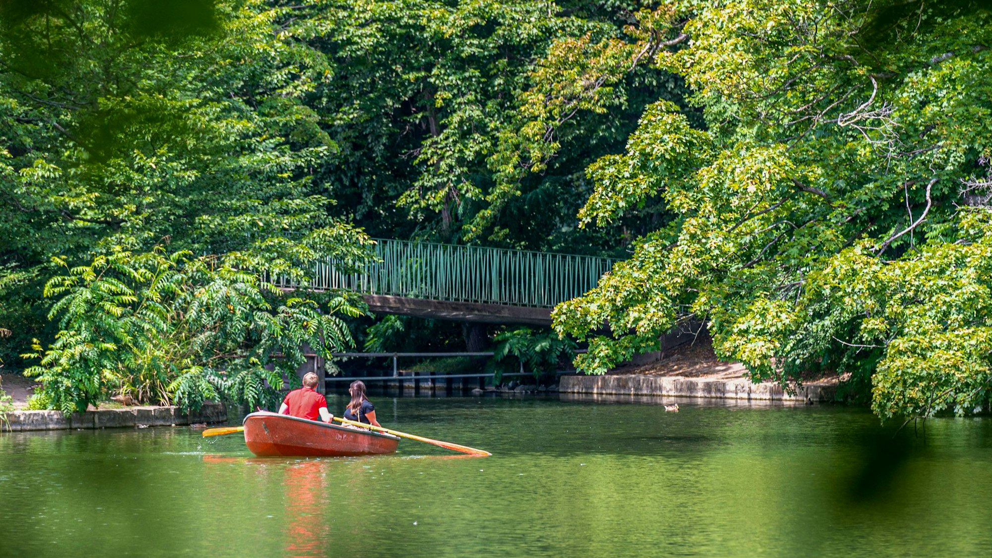 Der Kahnweiher im Stadtwald lädt zum Ruder- und Tretbootfahren ein.