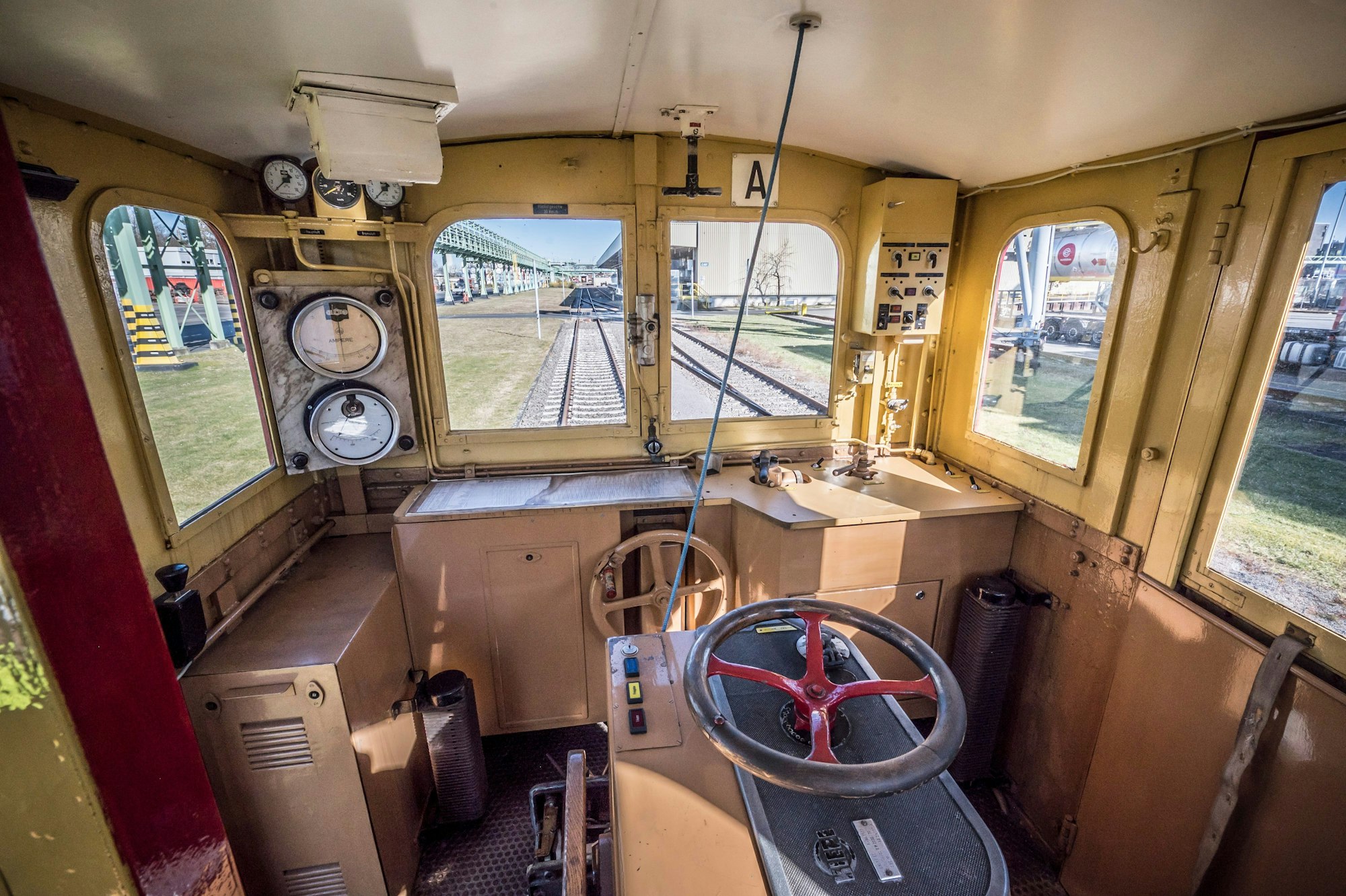 Die AEG-Lokomotive E11, Baujahr 1915, steht zwischenzeitlich auf dem Museumsgleis bei Chemion im Chempark in Flittard . Foto: Ralf Krieger