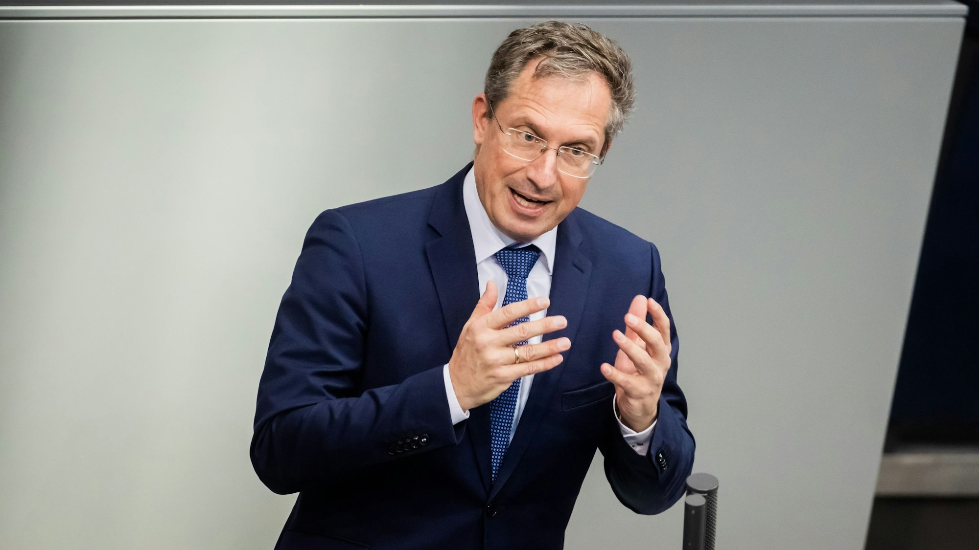 Auf dem Bild zu sehen ist Stephan Thomae (FDP), Mitglied des Deutschen Bundestages. In der „Augsburger Allgemeinen“ sprach der Politiker nun über den geplanten Gang nach Karlsruhe seiner Partei.