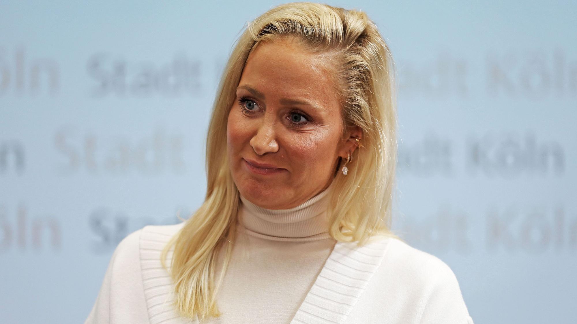 Janine Kunze, Schauspielerin und Moderatorin aus Köln, spricht auf einer Pressekonferenz zum Karnevalsauftakt. Janine Kunze hat sich nach Rassismus-Vorwürfen für ihre Worte in der WDR-Sendung «Die letzte Instanz» entschuldigt. (Zu dpa: «Nach Rassismus-Kritik an WDR-Show: Janine Kunze entschuldigt sich») +++ dpa-Bildfunk +++