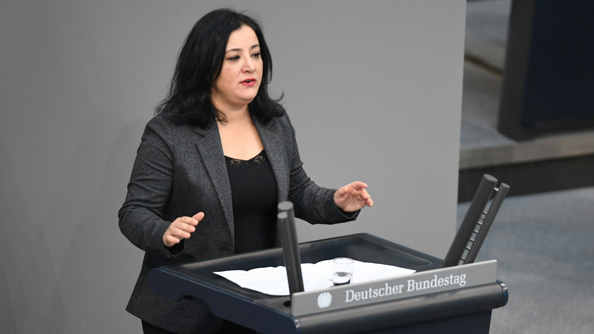 Gökay Akbulut (fraktionslos) spricht in der Plenarsitzung im Deutschen Bundestag.