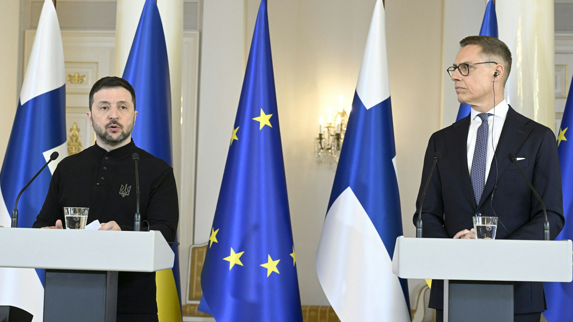 Wolodymyr Selenskyj, Präsident der Ukraine, spricht während einer gemeinsamen Pressekonferenz mit dem finnischen Präsidenten Alexander Stubb im Präsidentenpalast.