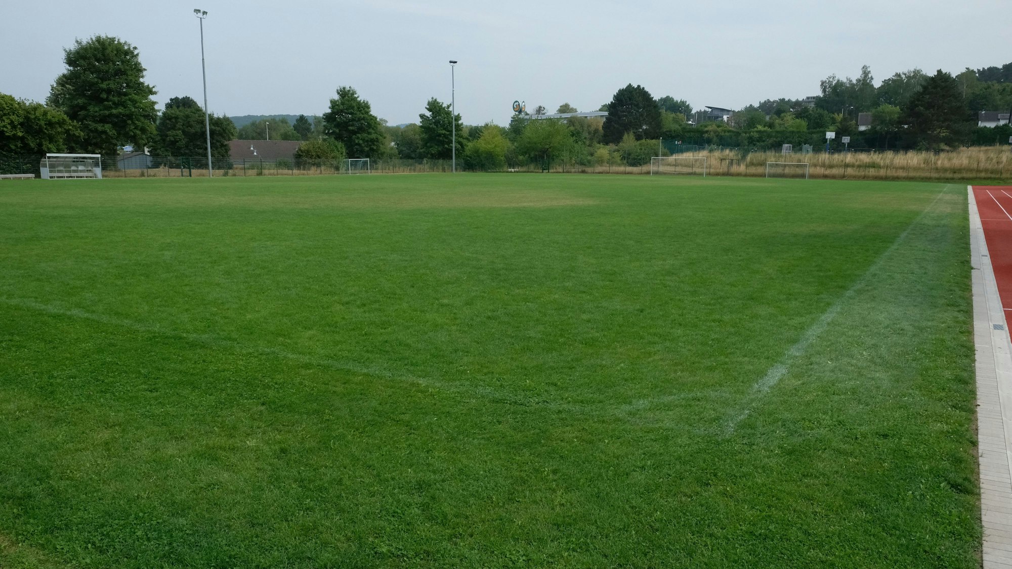 Das Foto zeigt den Rasenplatz am Mechernicher Schulzentrum.