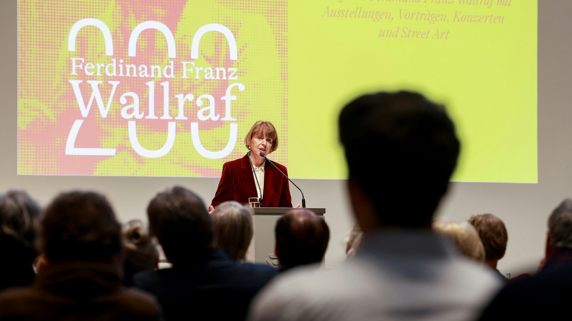Oberbürgermeisterin Henriette Reker am Rednerpult bei der Abschlussveranstaltung des Wallraf-Themenjahres im Rathaus