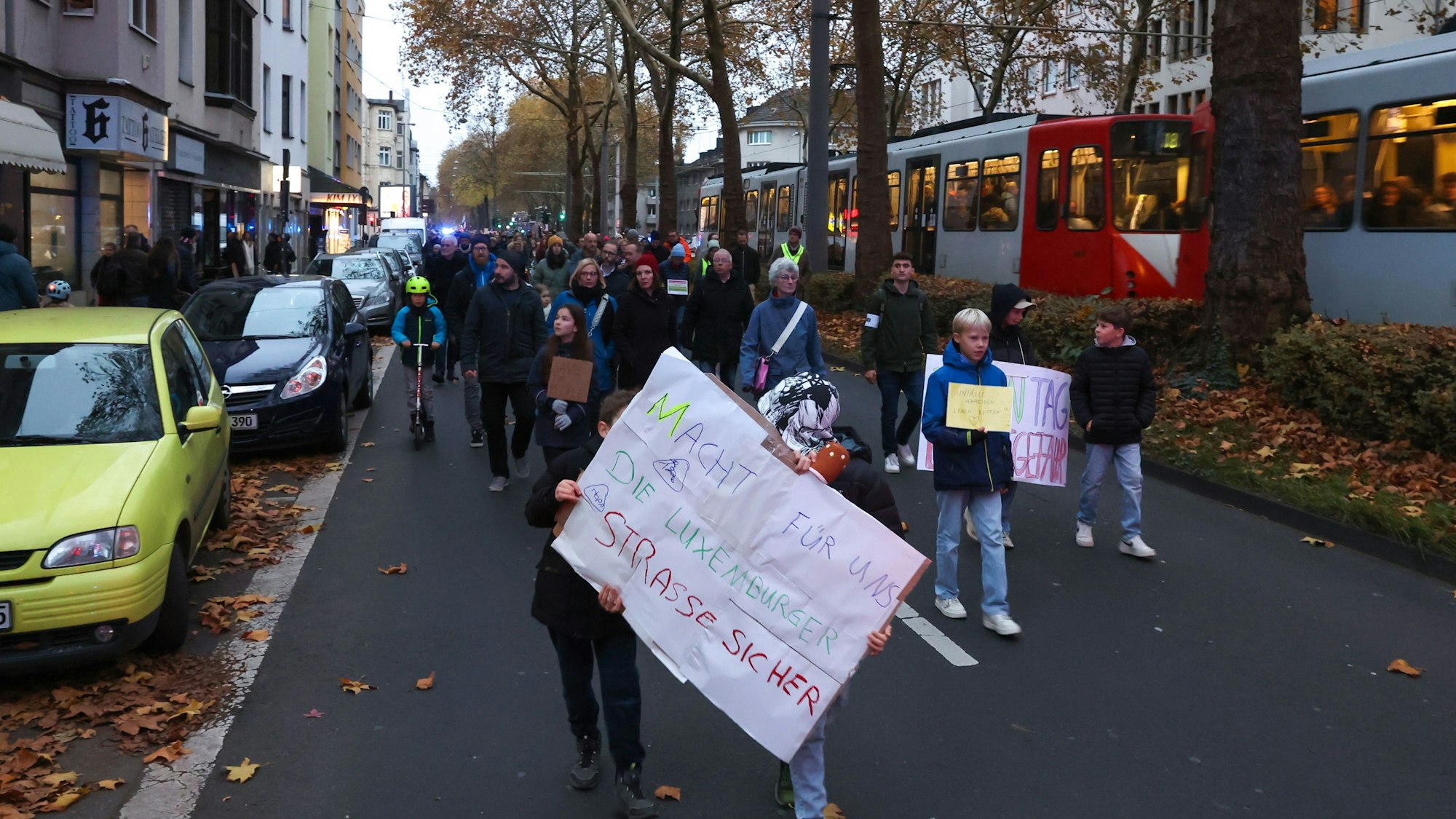 16.11.2024
Köln: 
Demonstration „Sichere Luxemburger Straße für alle“. Der Demozug stoppt überall dort, wo es zu tödlichen Unfällen gekommen ist. Außerdem legen und setzen sich alle am Gottesweg auf die Fahrbahn. Veranstalter ist die IG Lebenswerte Lux. 
Foto: Martina Goyert