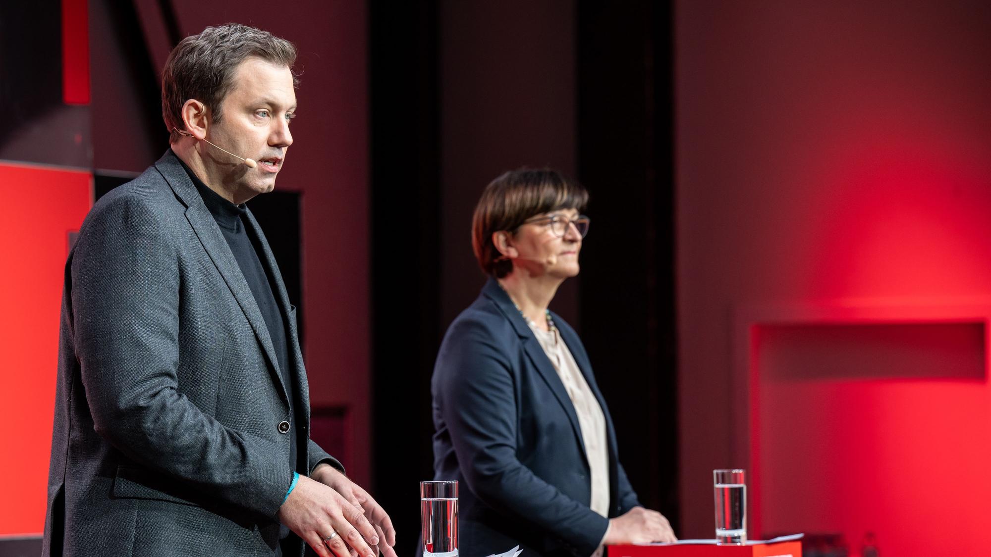 Das Foto zeigt die bisherige Doppelspitze der SPD, Saskia Esken (rechts) und Lars Klingbeil (links) am Rednerpult bei einer Parteiveranstaltung.