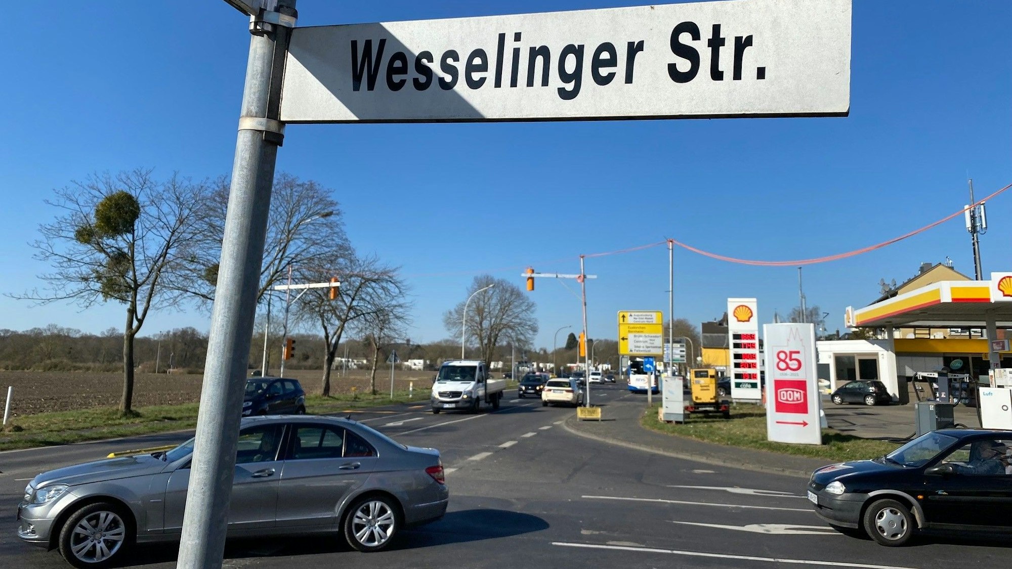 Z sehen ist die Kreuzung von Rheinstraße und Wesselinger Straße in Brühl.